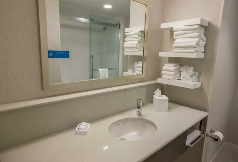 キングサイズベッドのスタンダードルーム, Hampton Inn By Hilton Amesbury