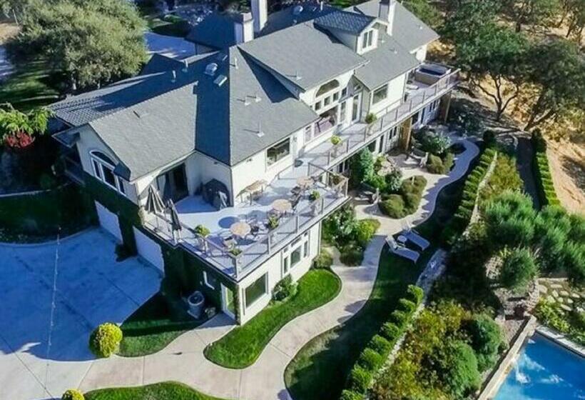 سوییت سوپریور, High Ridge Manor