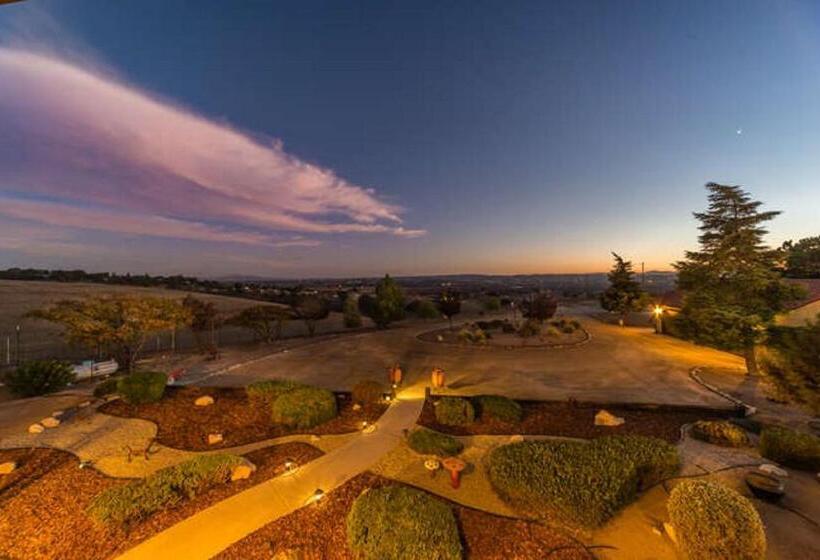 اتاق لوکس, High Ridge Manor