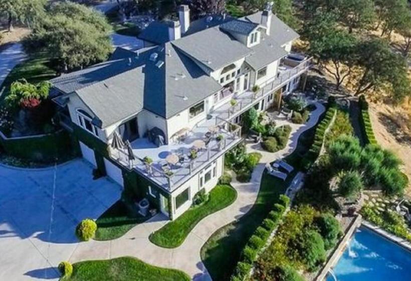 اتاق سوپریور, High Ridge Manor