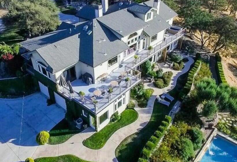 اتاق سوپریور, High Ridge Manor