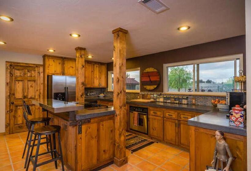 کلبه ییلاقی سوپریور یک خوابه, High Ridge Manor