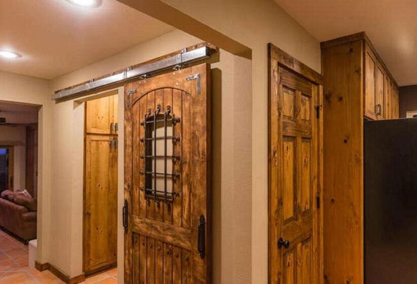 کلبه ییلاقی سوپریور یک خوابه, High Ridge Manor