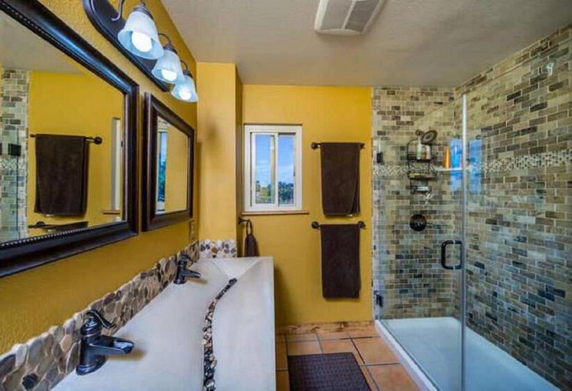 کلبه ییلاقی سوپریور یک خوابه, High Ridge Manor