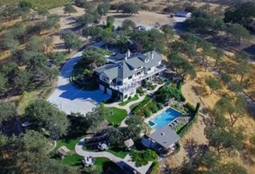 수피리어 룸, High Ridge Manor
