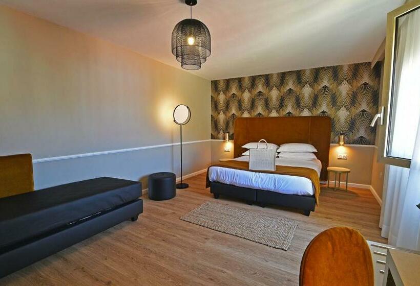 اتاق استاندارد سه نفره, Restaurant Christophe Colomb