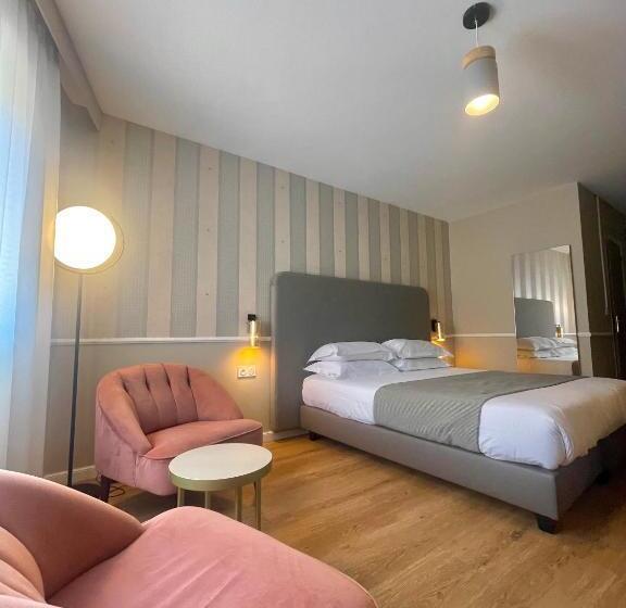 اتاق استاندارد سه نفره, Restaurant Christophe Colomb