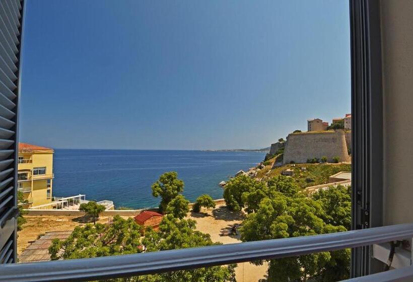 اتاق سوپریور سه تخته, Restaurant Christophe Colomb