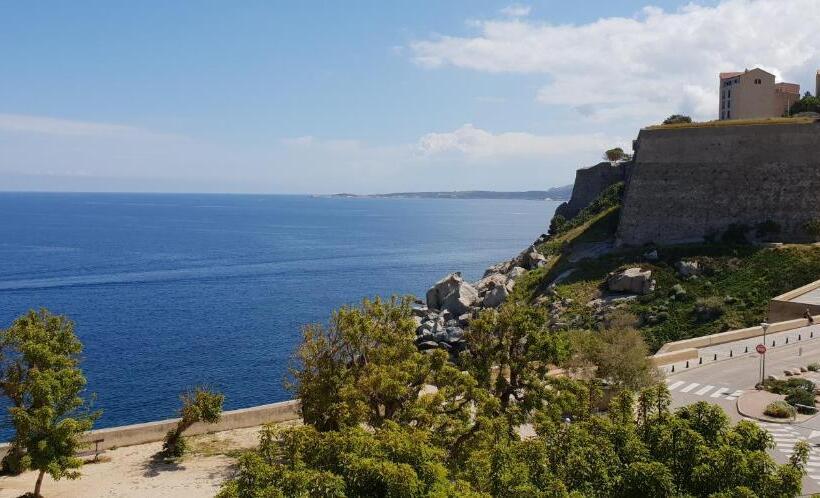 اتاق سوپریور سه تخته, Restaurant Christophe Colomb