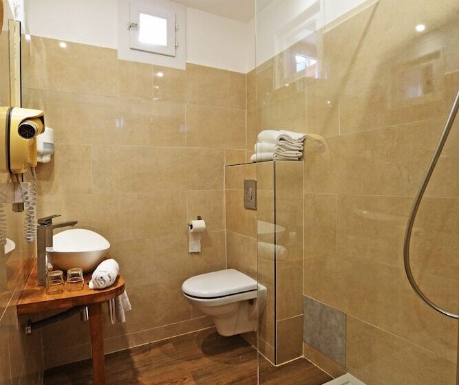 اتاق استاندارد سه نفره, Restaurant Christophe Colomb