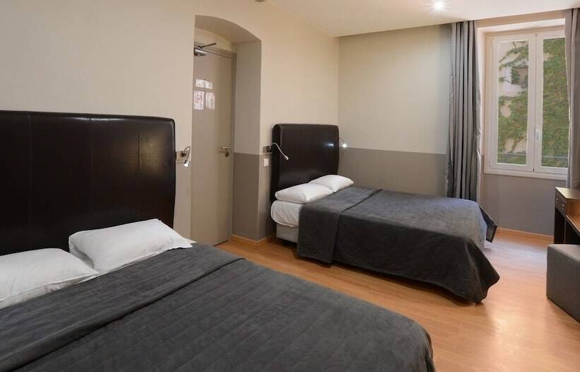 اتاق استاندارد چهار تخته, Restaurant Christophe Colomb