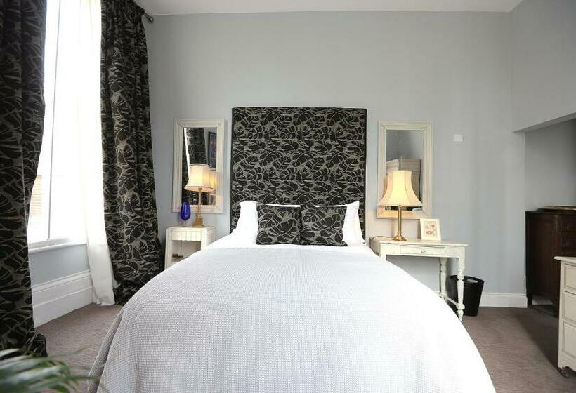 חדר דלוקס, The Crown And Sceptre