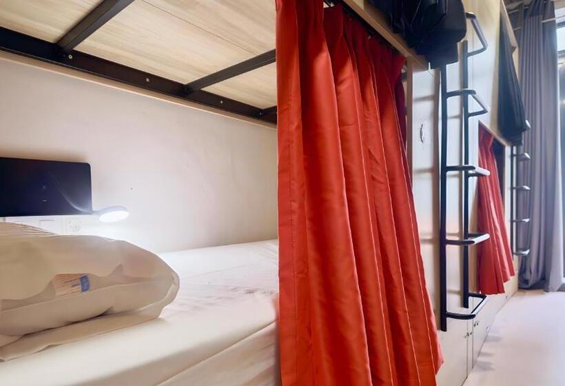 Bett in Mehrbettzimmer mit geteiltem Bad, Ideal Youth Hostel