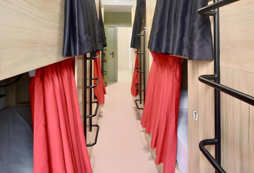 Bett in Mehrbettzimmer mit geteiltem Bad, Ideal Youth Hostel