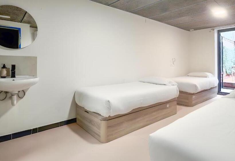 اتاق استاندارد چهار تخته, Ideal Youth Hostel