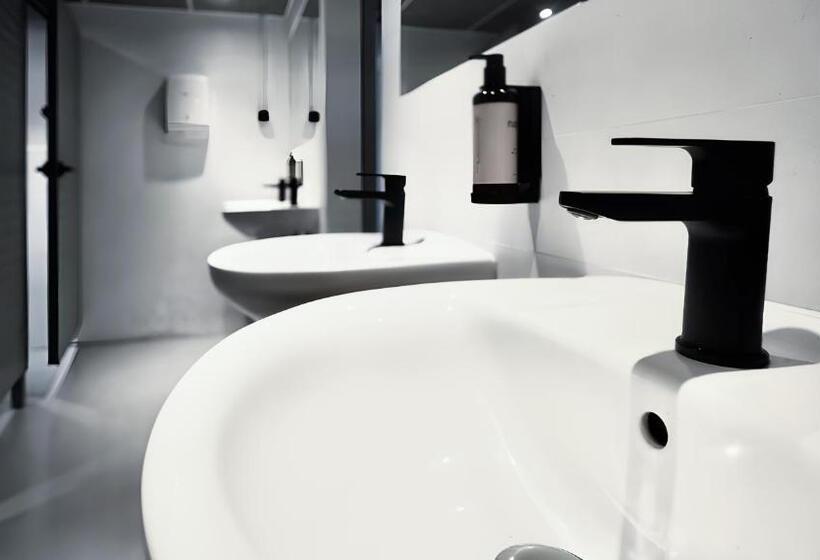 اتاق استاندارد با سرویس بهداشتی مشترک, Ideal Youth Hostel