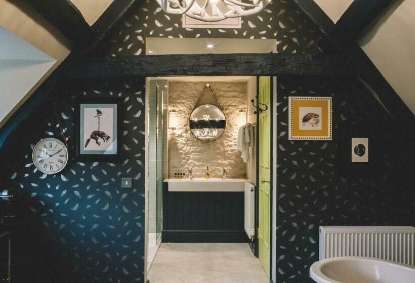 جناح, The Stag At Stow