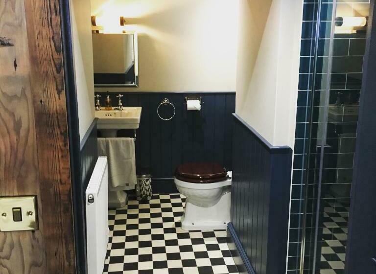 جناح, The Stag At Stow