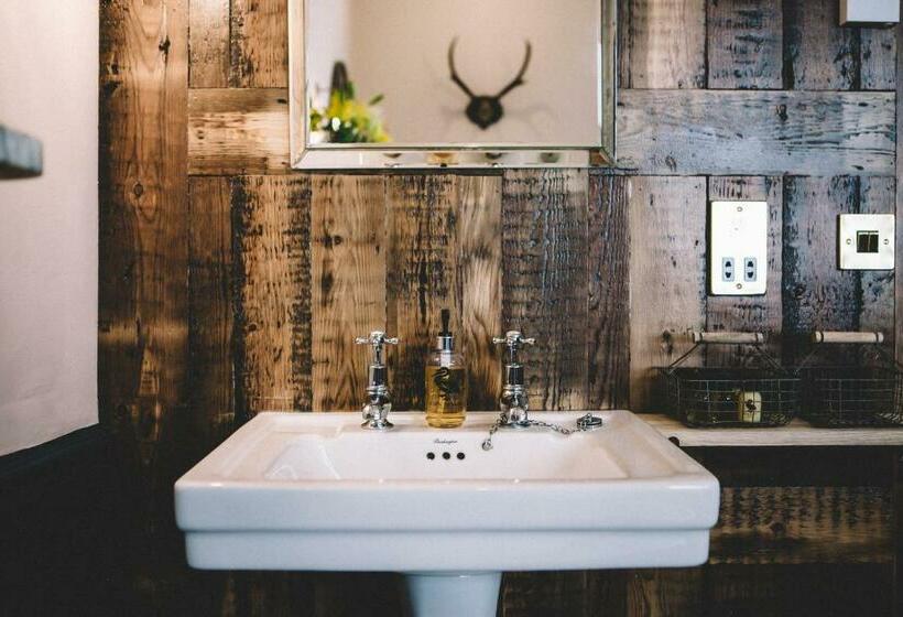 جناح, The Stag At Stow