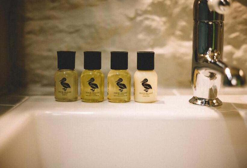 جناح, The Stag At Stow