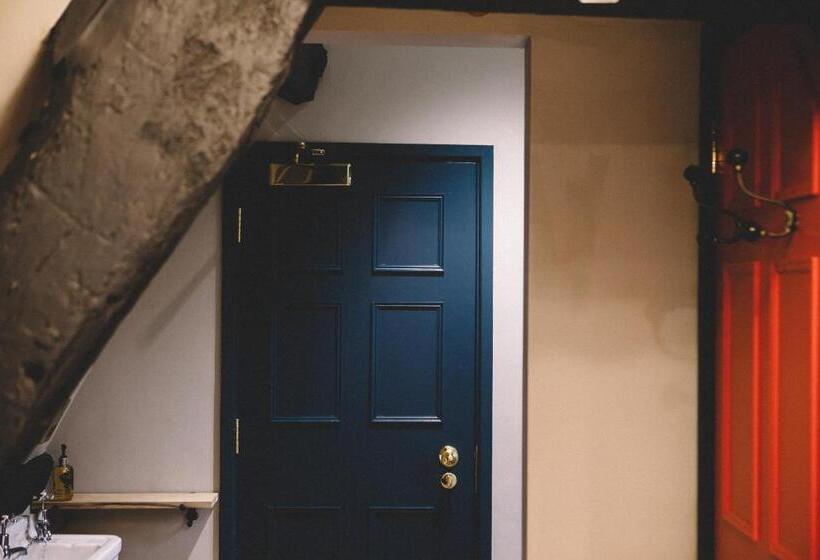 غرفة أساسية, The Stag At Stow