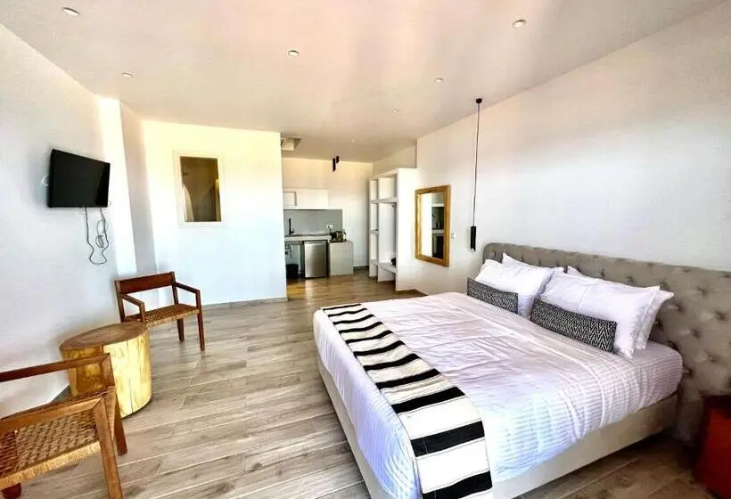 Suite Vue Piscine, Akre