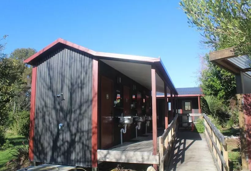 ルームシェアのワンベッド, The Barn Cabins & Camp