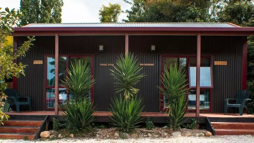 ルームシェアのワンベッド, The Barn Cabins & Camp