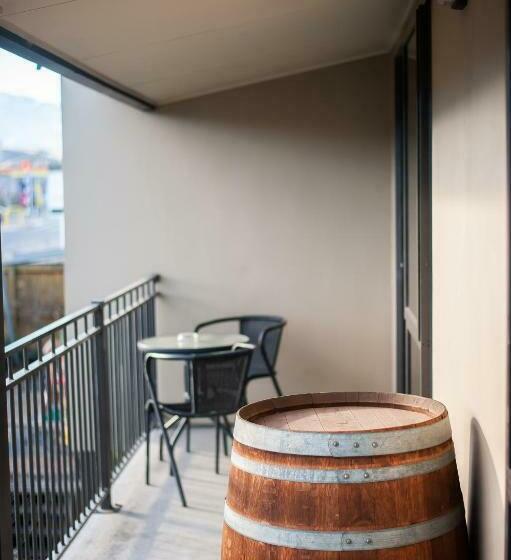 Студия Стандарт, Carrick Lodge Motel