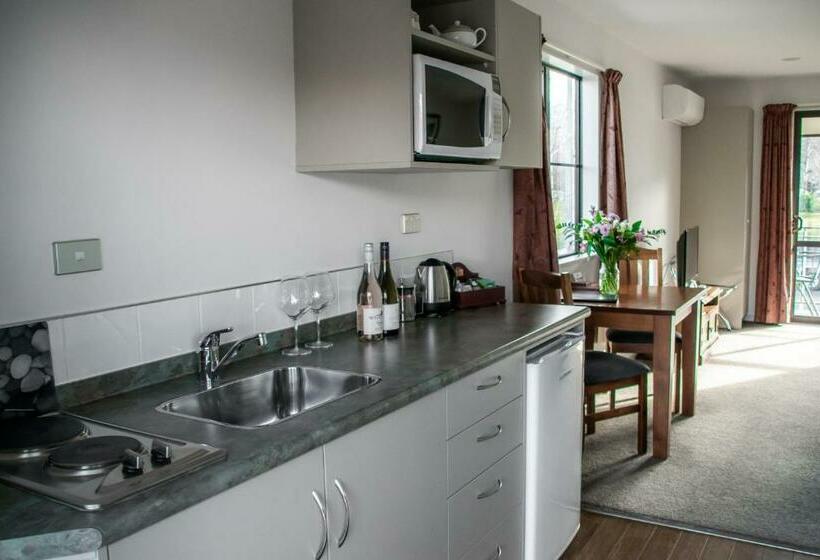 Студия Стандарт, Carrick Lodge Motel