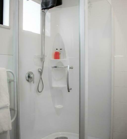 Студия Стандарт, Carrick Lodge Motel