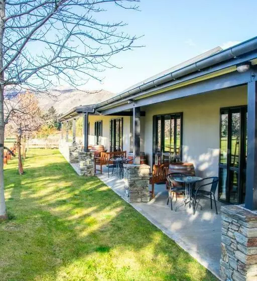 スタンダードスタジオ, Carrick Lodge Motel