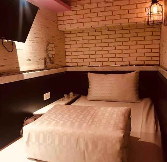 Bed in Shared Room with Shared Bathroom, Kenting My Home