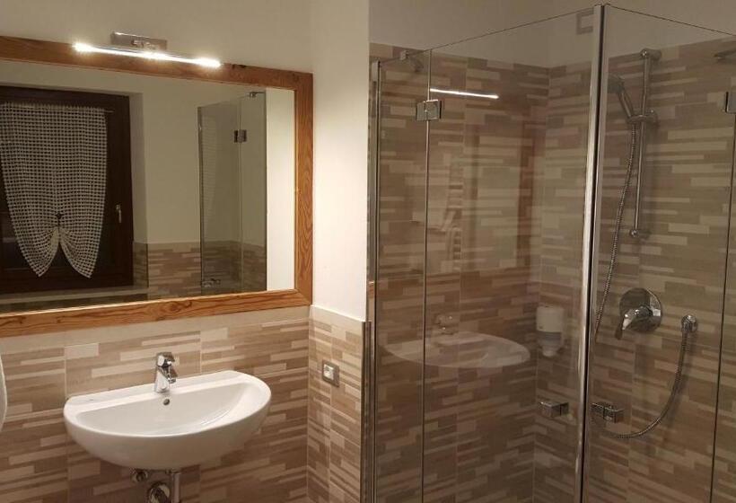 חדר סטנדרט לשלושה עם מרפסת, Edelweiss