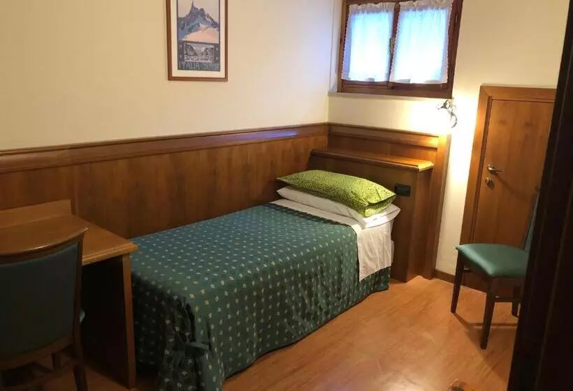 Economy Triple Room, Edelweiss