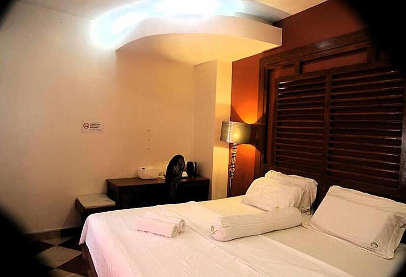 اتاق ساده سه‌ نفره, Green Monkey Resort Boracay