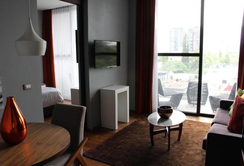 جناح جونيور ديلوكس, Love It Cas Consulado