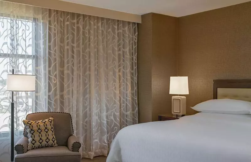 キングサイズベッドのスタンダードルーム, Sheraton Austin Georgetown Hotel & Conference Center