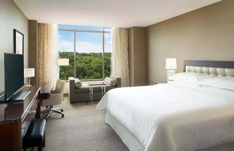 キングサイズベッドのスタンダードルーム, Sheraton Austin Georgetown Hotel & Conference Center