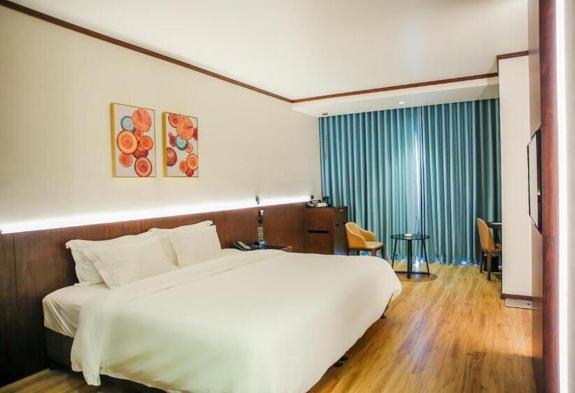 اتاق سوپریور با تخت بزرگ, Wyndham Legend Halong
