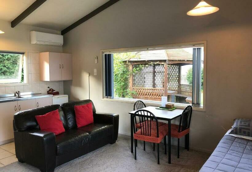 Студия Стандарт, Jack & Di S Lakefront Motel