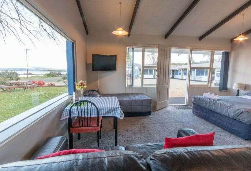 Студия Стандарт, Jack & Di S Lakefront Motel