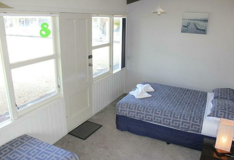 Студия Стандарт, Jack & Di S Lakefront Motel