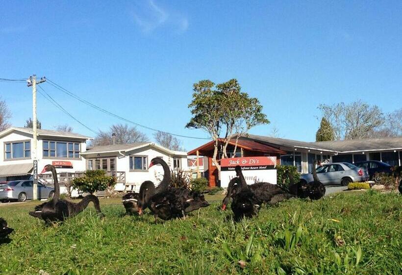 Студия Стандарт, Jack & Di S Lakefront Motel
