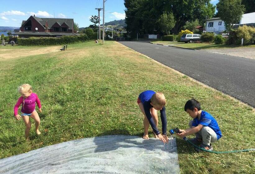 Студия Стандарт, Jack & Di S Lakefront Motel