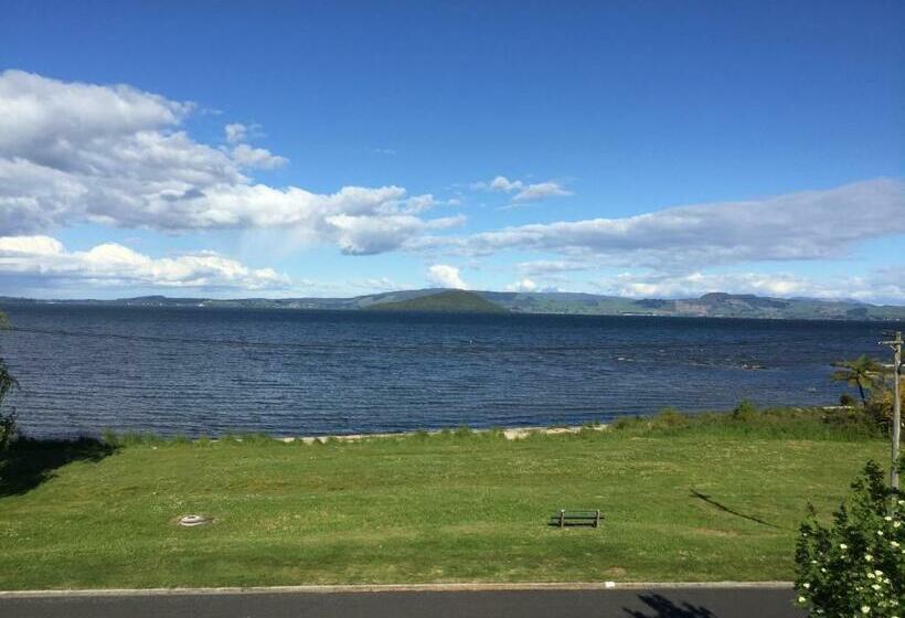 Студия Стандарт, Jack & Di S Lakefront Motel