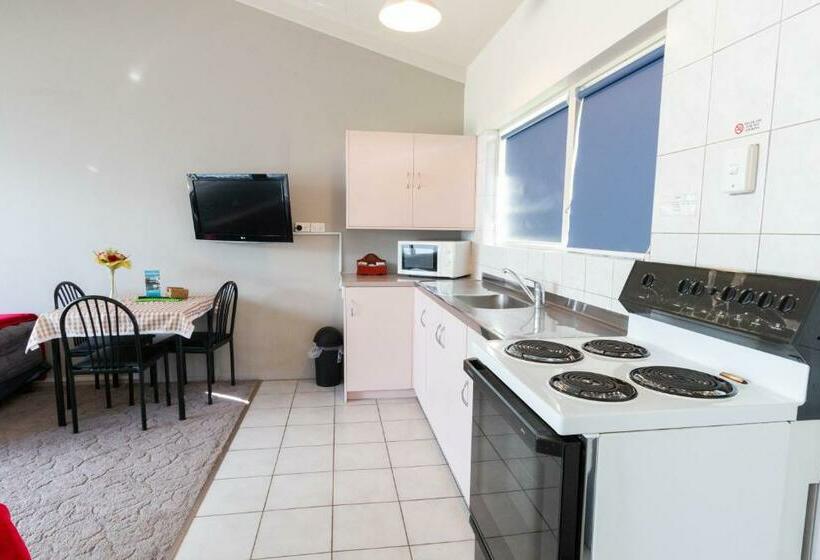 Студия Стандарт, Jack & Di S Lakefront Motel