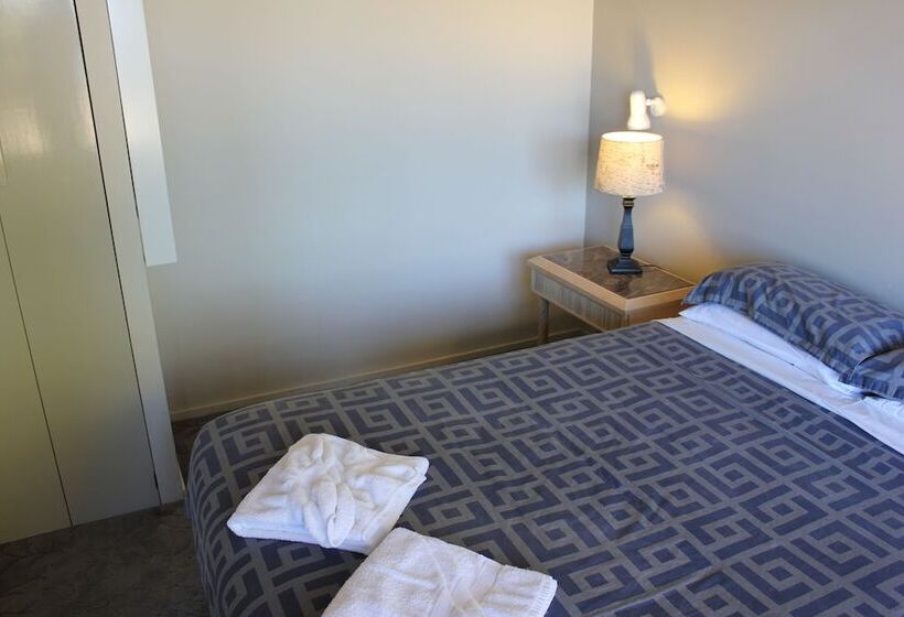 Семейный Номер, Jack & Di S Lakefront Motel