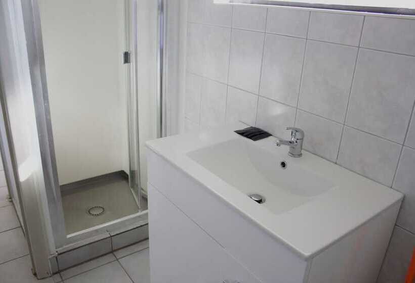 Семейный Номер, Jack & Di S Lakefront Motel