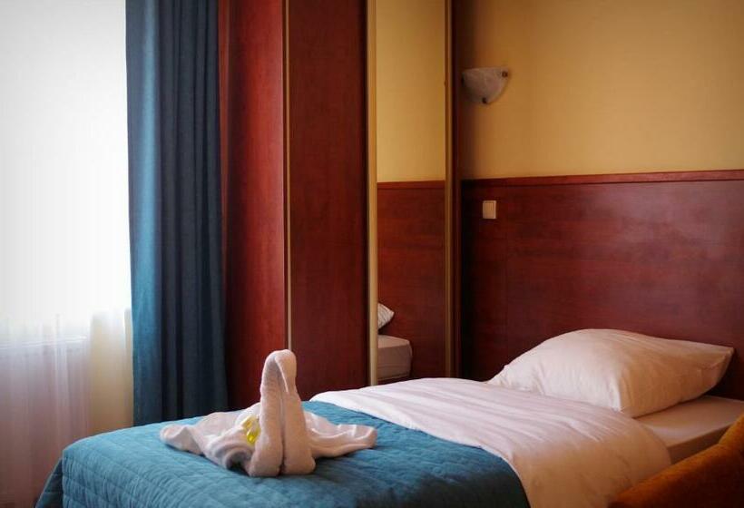 Habitación Estàndard Individual, Dworek Emilli